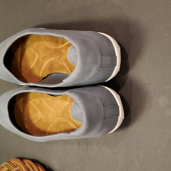 Sofft shoes, Gray. Comfortable.  Size 9.5M. Open weave on toes. - Picture 4 of 6